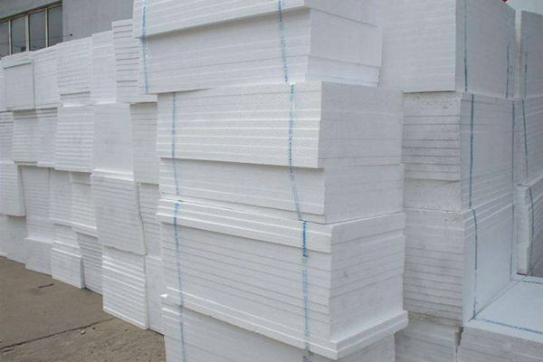 1649467388422590.jpg 由于材料選擇的特殊性,聚苯板具有良好的性能,產品也受到了許多消費者的好評,因此已成為市場上應用非常廣泛的外墻保溫材料,下面我們將告訴您聚合物聚苯板的粘貼方式與注意事項,讓您有更好的了解。